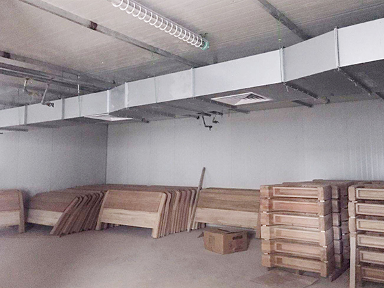 2、家具平衡養(yǎng)生：以“EMC”為基準(zhǔn)，研發(fā)出多功能平衡干燥機(jī)，用于家具半成品的恒溫恒濕平衡養(yǎng)生